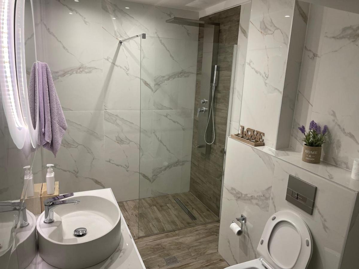Lovely And Sunny Apartament 300M From Beach!! Peraía Екстериор снимка