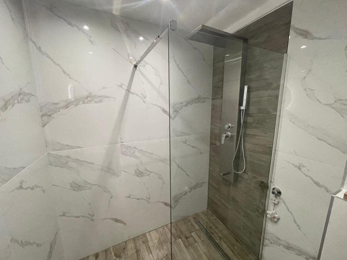 Lovely And Sunny Apartament 300M From Beach!! Peraía Екстериор снимка