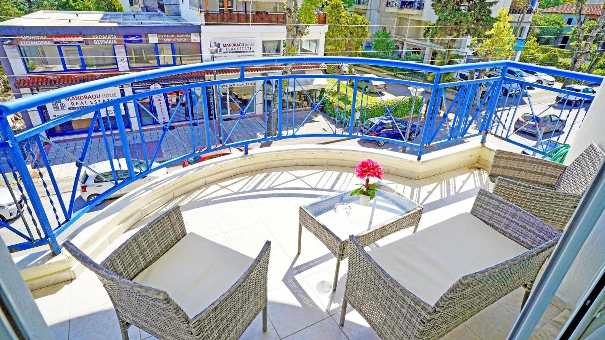 Lovely And Sunny Apartament 300M From Beach!! Peraía Екстериор снимка
