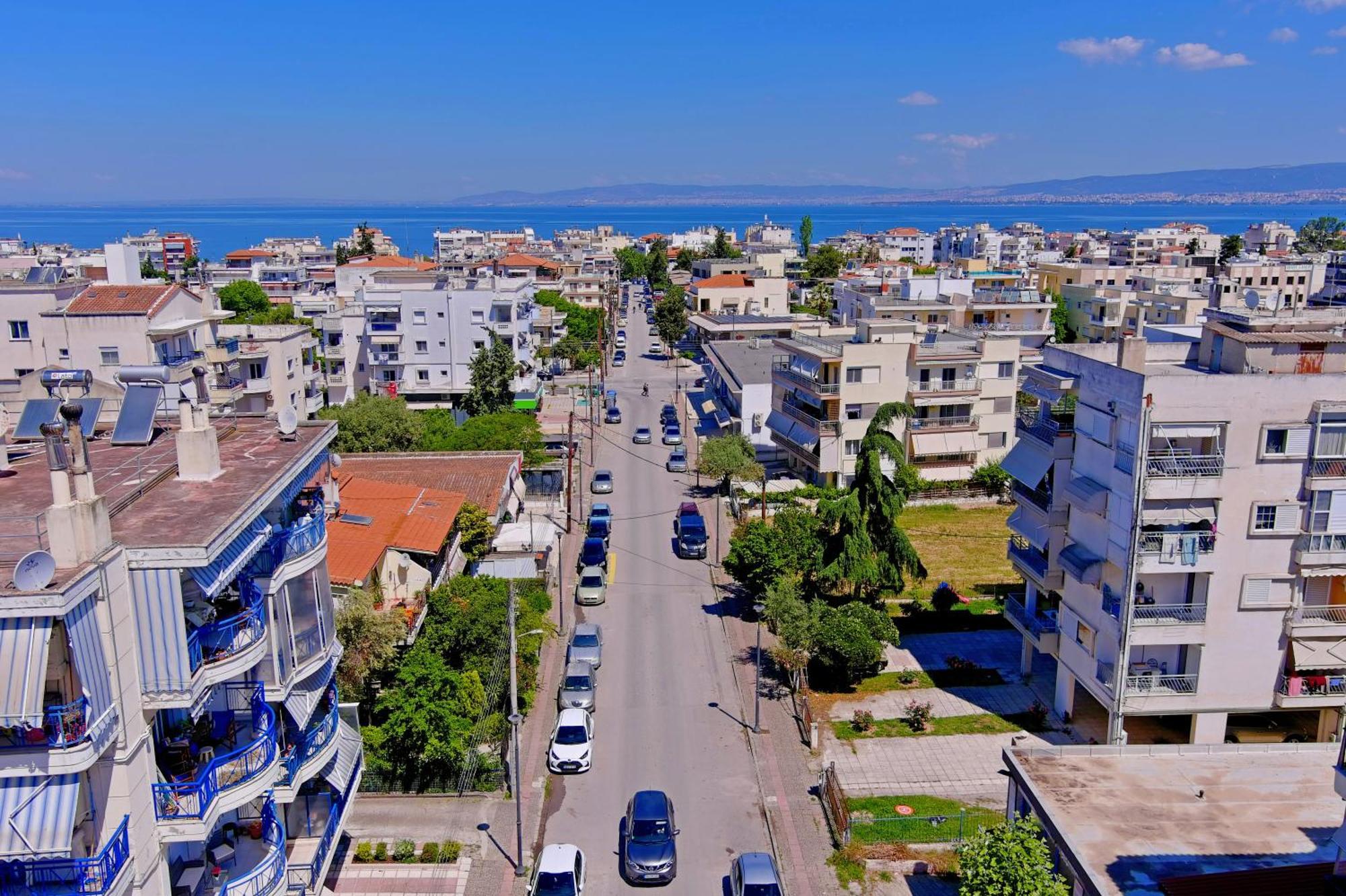 Lovely And Sunny Apartament 300M From Beach!! Peraía Екстериор снимка
