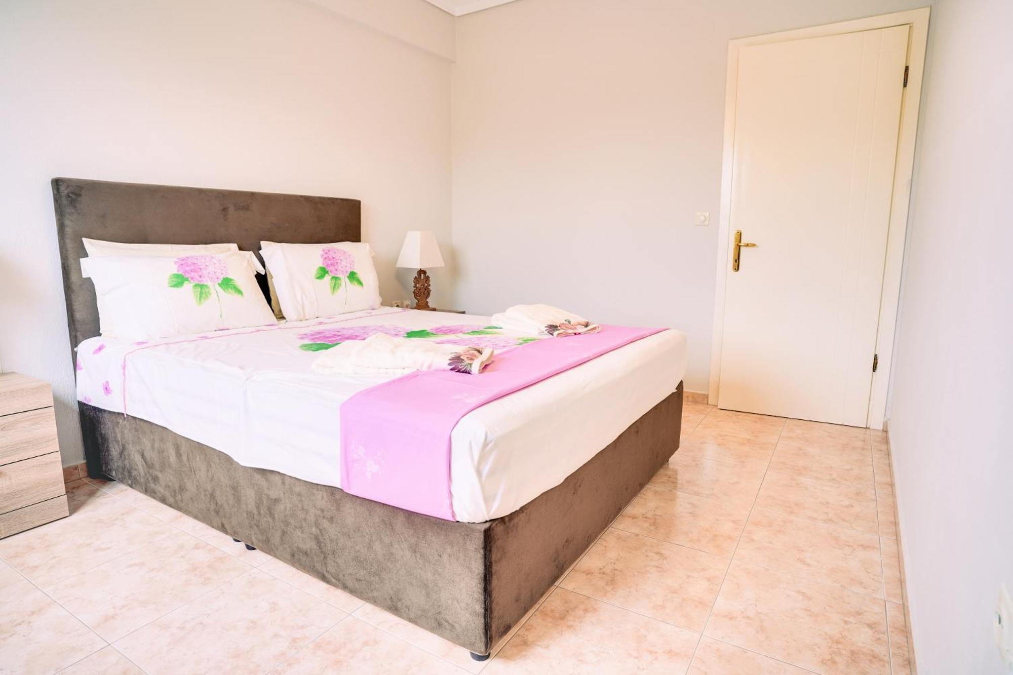 Lovely And Sunny Apartament 300M From Beach!! Peraía Екстериор снимка