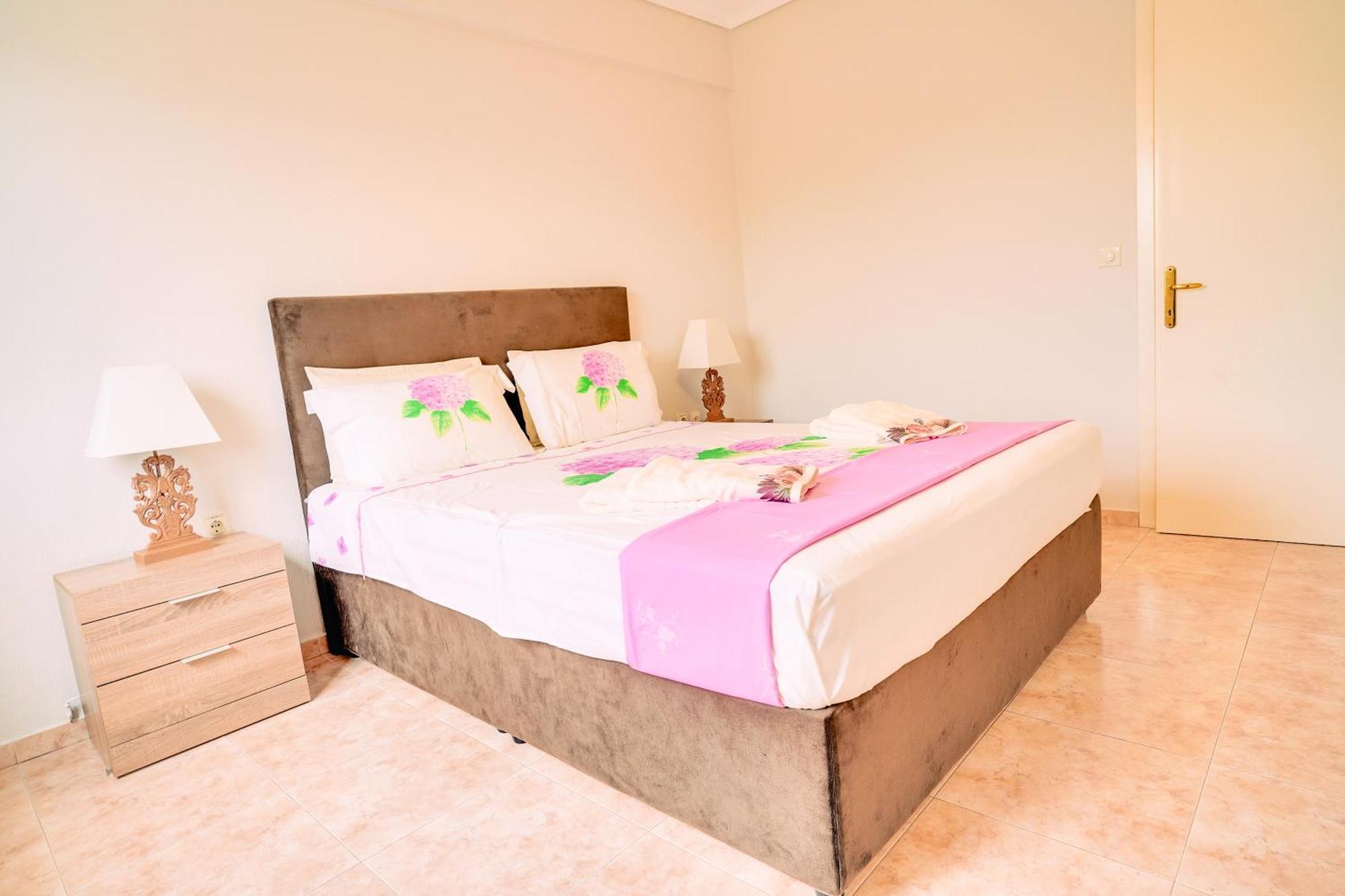 Lovely And Sunny Apartament 300M From Beach!! Peraía Екстериор снимка