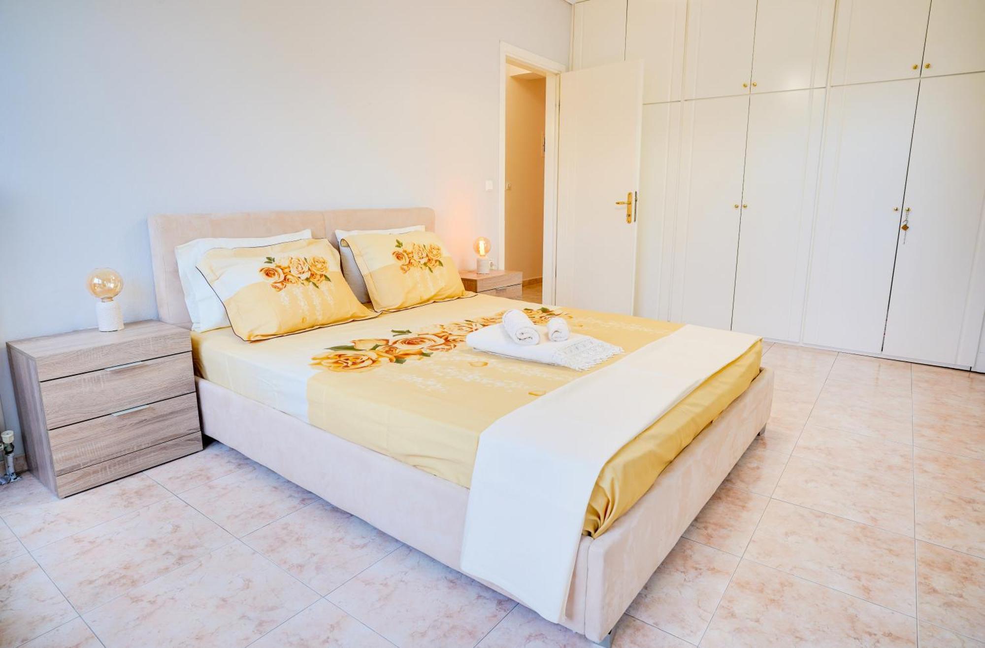 Lovely And Sunny Apartament 300M From Beach!! Peraía Екстериор снимка