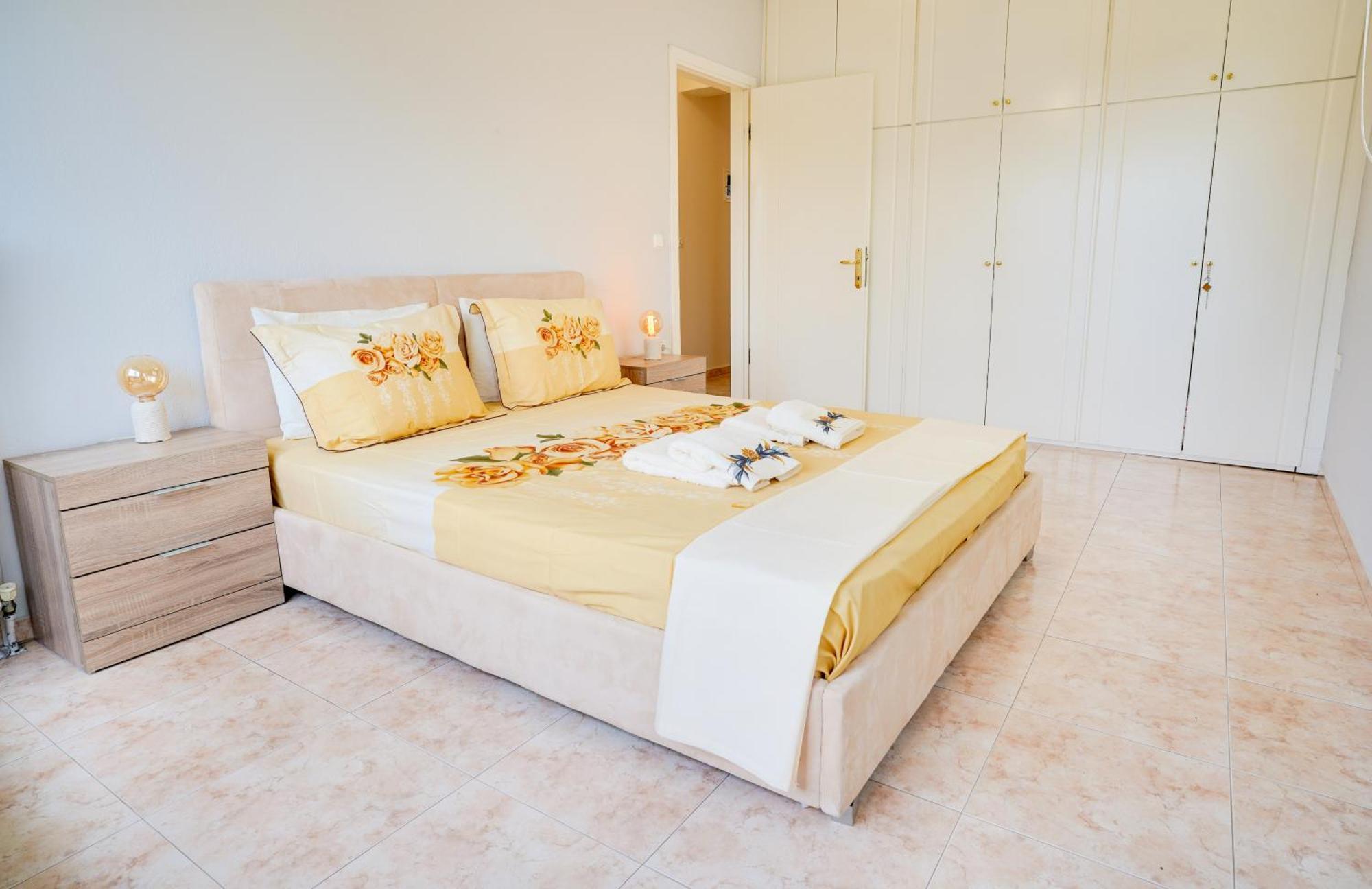 Lovely And Sunny Apartament 300M From Beach!! Peraía Екстериор снимка