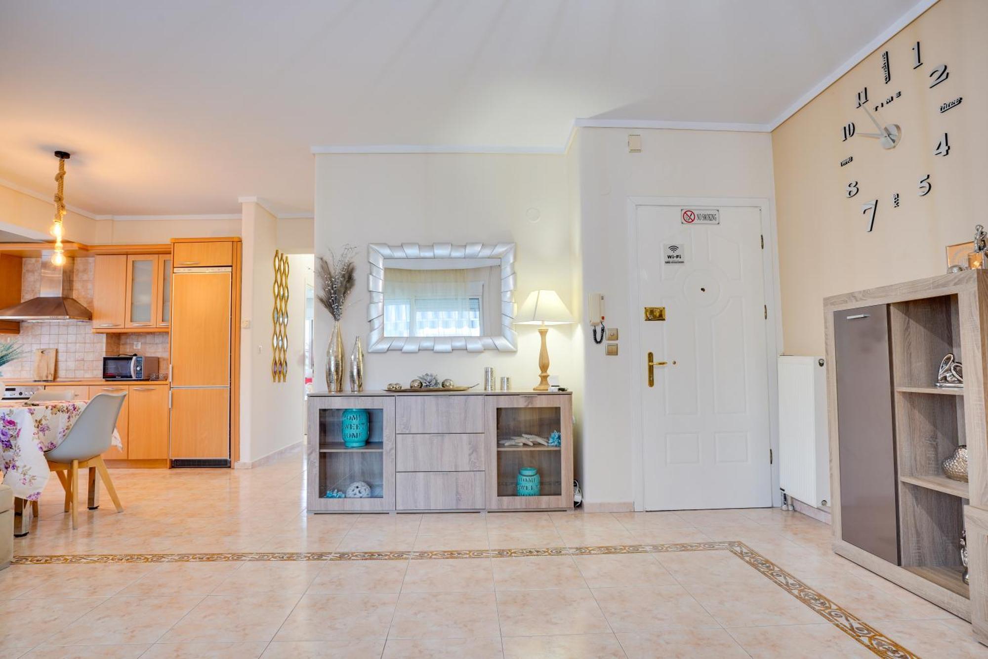 Lovely And Sunny Apartament 300M From Beach!! Peraía Екстериор снимка
