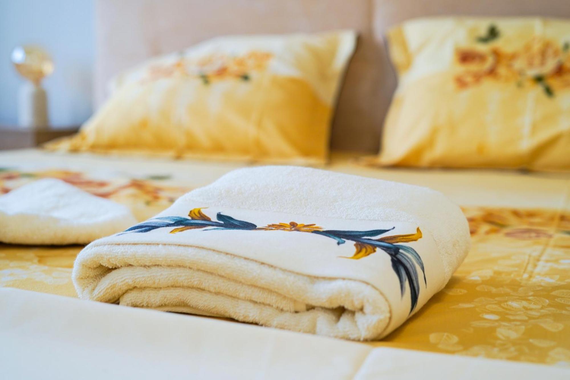 Lovely And Sunny Apartament 300M From Beach!! Peraía Екстериор снимка
