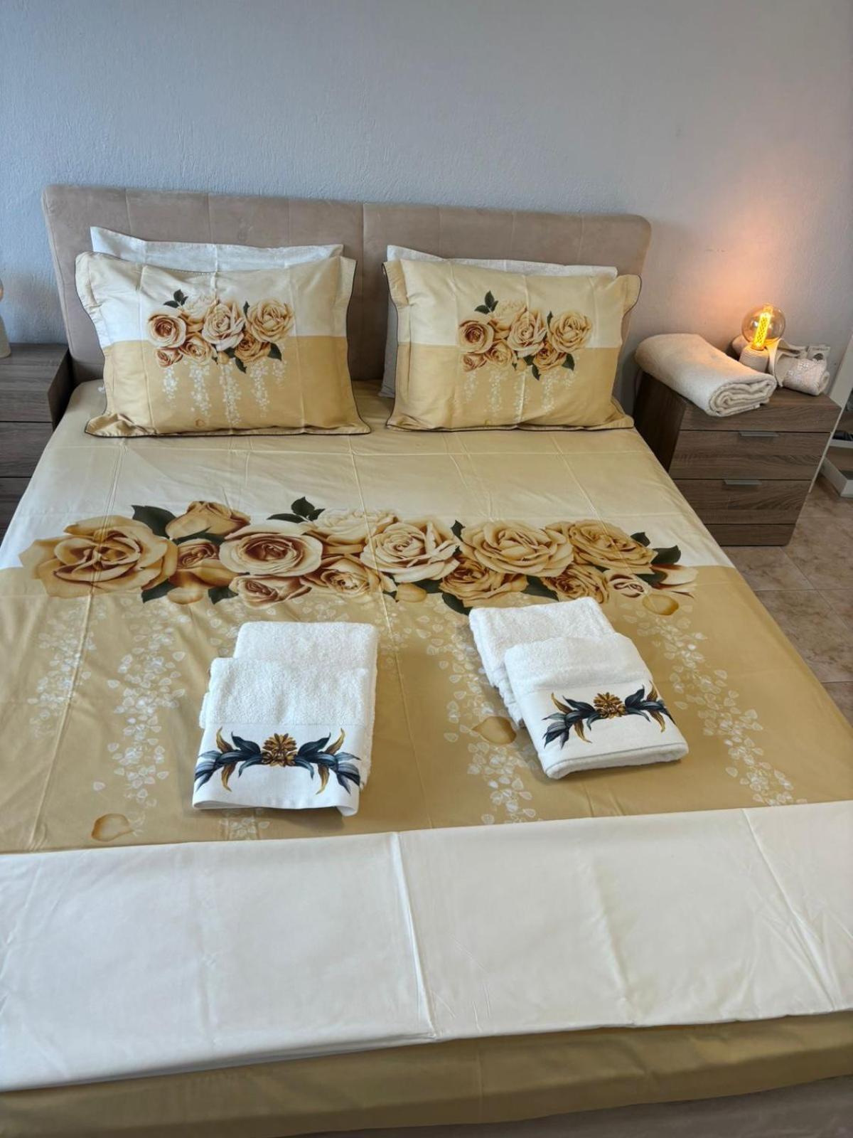 Lovely And Sunny Apartament 300M From Beach!! Peraía Екстериор снимка